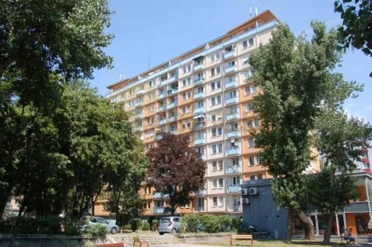 2-izb. byt pri Račianskom Mýte, balkón, 5.p./11 - Bytový dom na Račianskej ulici v Bratislave - Novom Meste s okolím plným zelene.