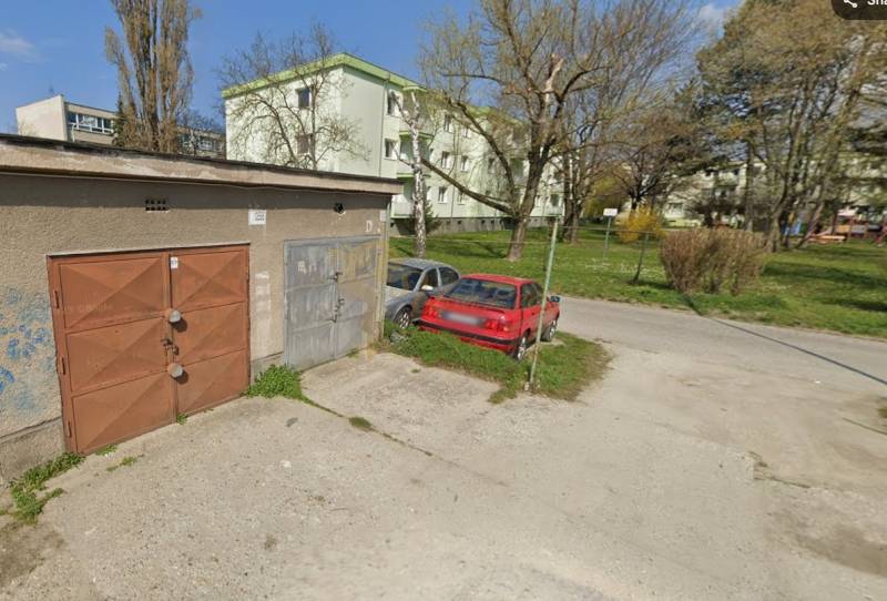 Garáž Skalická cesta, Nové Mesto - Garáže na Skalickej ceste v Bratislave - Novom Meste, autá v parkovacej zóne.
