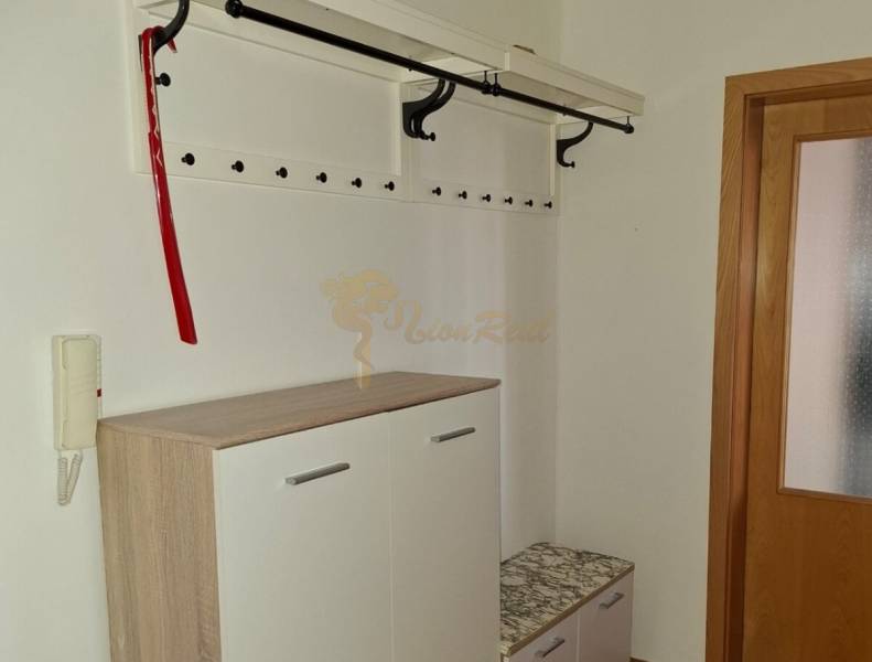 Dvojgarzónka DELUXE, začiatok Petržalky - Vstupná chodba v 2-izbovom byte s nástenným vešiakom a skrinkou.