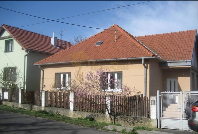 Rodinný dom v BA IV - Záhorská Bystrica, ul. Donská - Rodinný dom v Bratislave - Záhorskej Bystrici s červenou strechou a záhradou.