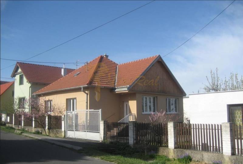 Rodinný dom v BA IV - Záhorská Bystrica, ul. Donská - Rodinný dom v Bratislave - Záhorskej Bystrici so šikmou strechou a predzáhradkou.