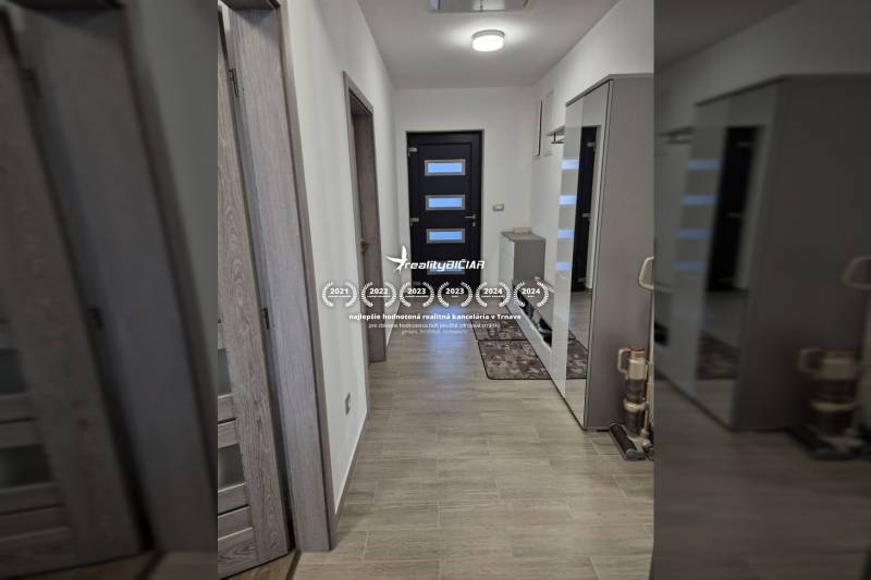 VRSI-MULO - jednoposchodový dom 103,07 m2 len 350 m od mora - Chodba s podlahou s dreveným dekorom v rodinnom dome so zrkadlom a vstavanou skriňou.