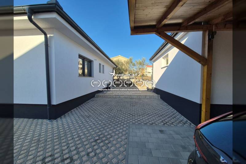 VRSI-MULO - jednoposchodový dom 103,07 m2 len 350 m od mora - Pekne upravená príjazdová cesta k rodinnému domu na ulici Mulo vo Vrsi.