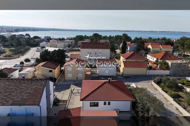 VRSI-MULO - jednoposchodový dom 103,07 m2 len 350 m od mora - Vzdušný pohľad na rodinné domy v ulici Mulo vo Vrsi s výhľadom na more.