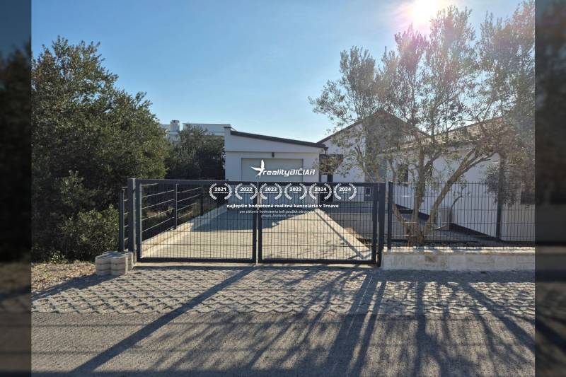 VRSI-MULO - jednoposchodový dom 103,07 m2 len 350 m od mora - Rodinný dom vo Vrsi na ulici Mulo s bránou, dlažbou a zeleňou.