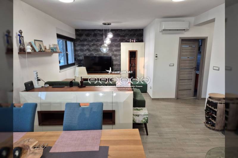 VRSI-MULO - jednoposchodový dom 103,07 m2 len 350 m od mora - Obývacia izba s televízorom, podlaha s dreveným dekorom, sedačka a dekoratívna stena.