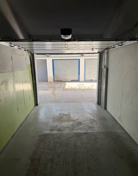 Garáž ul. Eisnerova, Devínska Nová Ves - Garáže v Bratislave - Devínska Nová Ves na Eisnerovej ulici s betónovou podlahou a kovovými dverami.