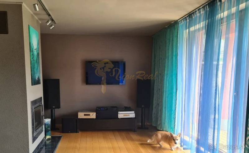 5-izb. dvojpodlažný rodinný dom, Rovinka - Obývačka v rodinnom dome so psom, televízorom a farebnými závesmi.