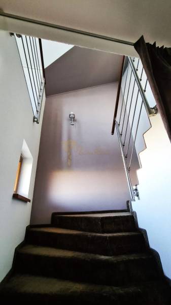 5-izb. dvojpodlažný rodinný dom, Rovinka - Schodisko v rodinnom dome so zábradlím, svetlý priestor, malé okno.