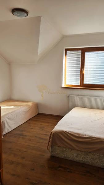 5-izb. dvojpodlažný rodinný dom, Rovinka - Miestnosť v rodinnom dome s dvoma posteľami a veľkým oknom.