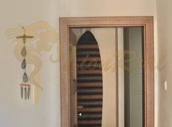 Veľký 2-izb. byt v tehlovom dome, Ružová dolina, Ružinov časť Nivy - Dvere s dekoratívnymi prvkami v 2-izbovom byte.