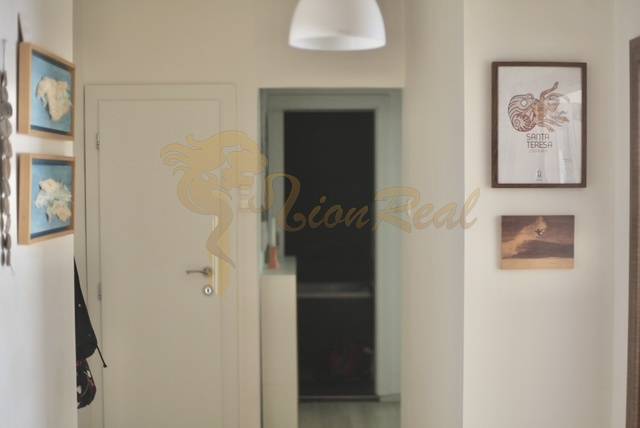 Veľký 2-izb. byt v tehlovom dome, Ružová dolina, Ružinov časť Nivy - Chodba v 2-izbovom byte s dekoráciami na stenách a bielym svietidlom.