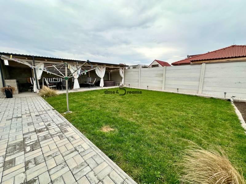 Na predaj: Priestranný rodinný dom v tichej lokalite obce Červeník - Záhrada rodinného domu v Červeníku s terasou a sušiakom na trávniku.