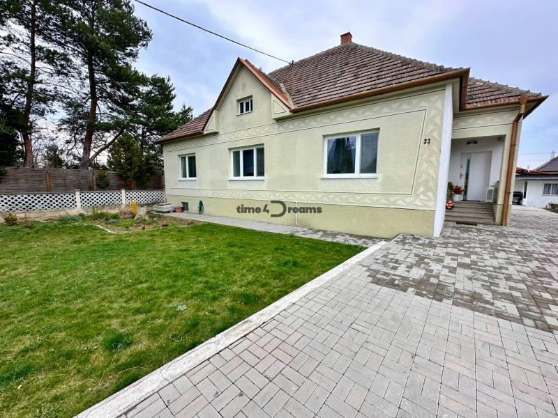 Na predaj: Priestranný rodinný dom v tichej lokalite obce Červeník - Rodinný dom v Červeníku so záhradou a dláždeným chodníkom.