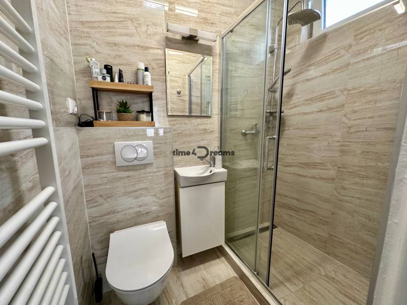 Na predaj: Priestranný rodinný dom v tichej lokalite obce Červeník - Kúpeľňa v rodinnom dome s modernou sprchou a praktickým úložným priestorom.