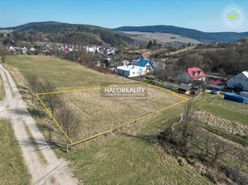 Predaj, krásny pozemok pre rodinný dom 1068 m2 Papra... - Pozemky - bývanie v Papradne obklopené krajinou, viditeľné rodinné domy a cesta.