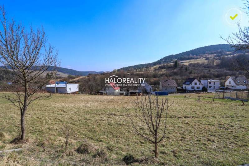 Predaj, krásny pozemok pre rodinný dom 1068 m2 Papra... - Pozemky na bývanie v Papradne s výhľadom na kopce a rodinné domy v diaľke.