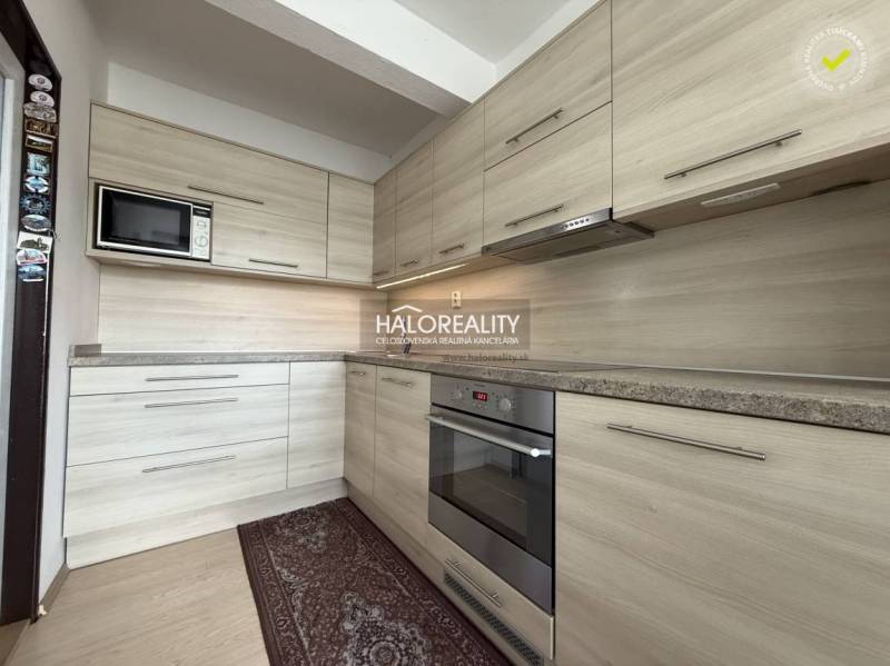 Predaj, rodinný dom Oslany - EXKLUZÍVNE HALO REALITY - Kuchyňa v rodinnom dome s linkou a podlahou s dreveným dekorom.