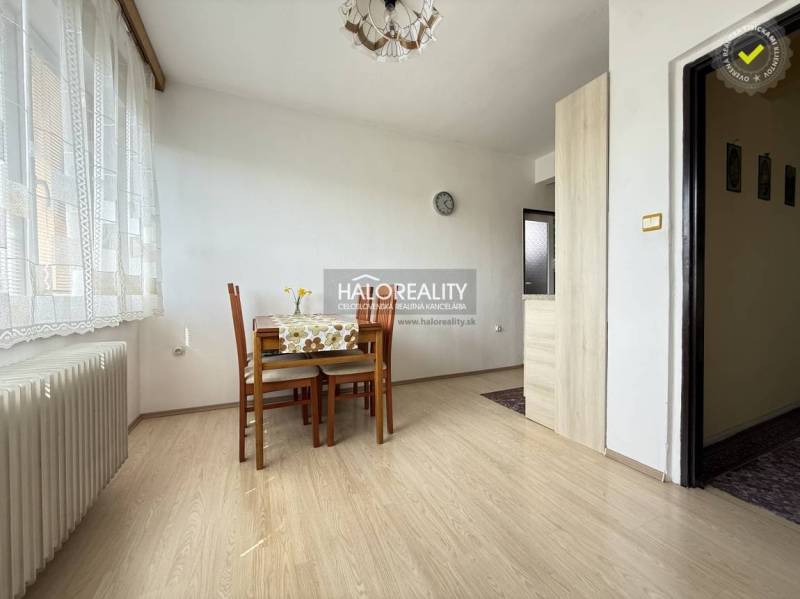 Predaj, rodinný dom Oslany - EXKLUZÍVNE HALO REALITY - Jedáleň s podlahou s dreveným dekorom, stolom a stoličkami v rodinnom dome.