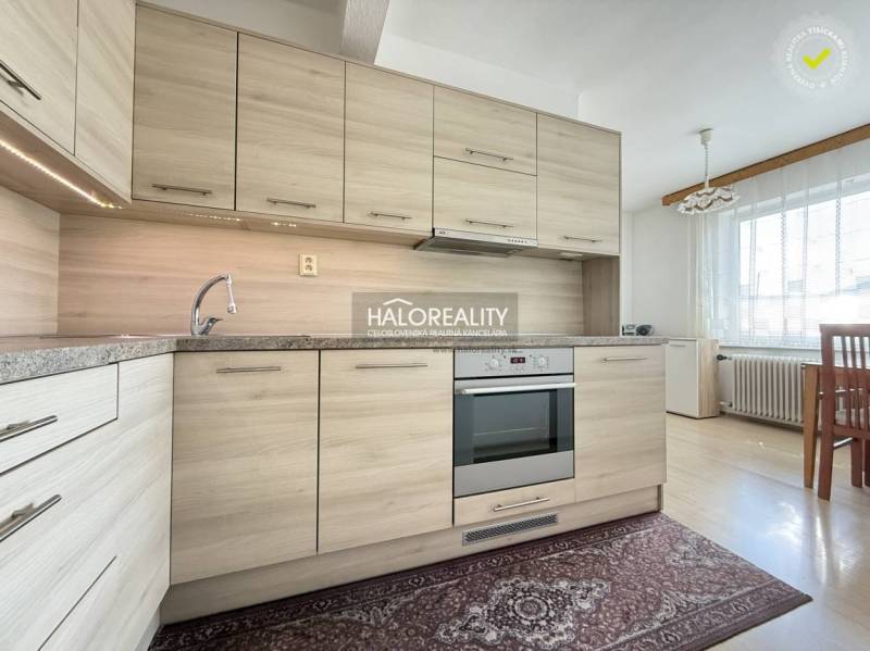 Predaj, rodinný dom Oslany - EXKLUZÍVNE HALO REALITY - Kuchyňa v rodinnom dome s podlahou s dreveným dekorom a modernou linkou.