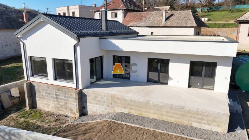 Novostavba bungalovu v Lukavici len 10 minút od BB aj ZV - Rodinný dom v obci Lukavica, na ulici Lukavická, s modernou fasádou a terasou.