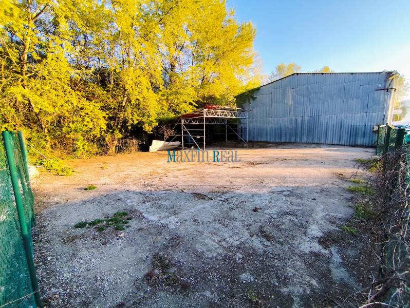 Prenájom oploteného pozemku – Nitra, Mlynárce – 390 m² - Komerčné pozemky v Nitre s plechovou halou a oplotením v zalesnenom prostredí.