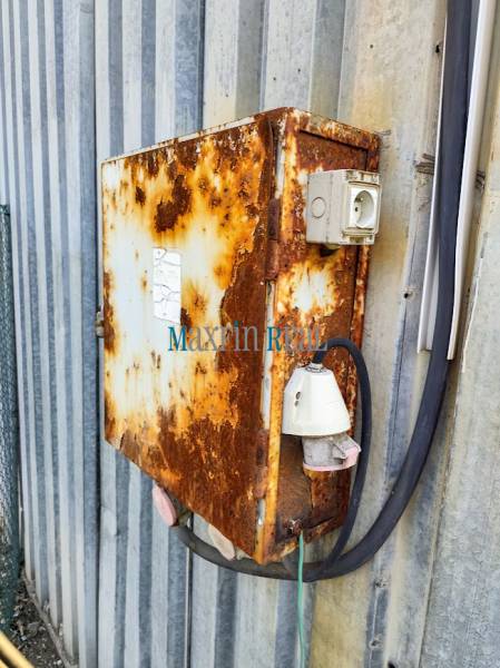 Prenájom oploteného pozemku – Nitra, Mlynárce – 390 m² - Hrdzavá kovová skrinka s elektroinštaláciou na fasáde v Nitre. Pozemky - komerčné.