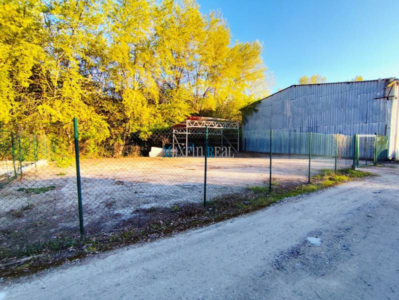 Prenájom oploteného pozemku – Nitra, Mlynárce – 390 m² - Pozemky - komerčné v Nitre, oplotený areál s okolím pokrytým stromami.