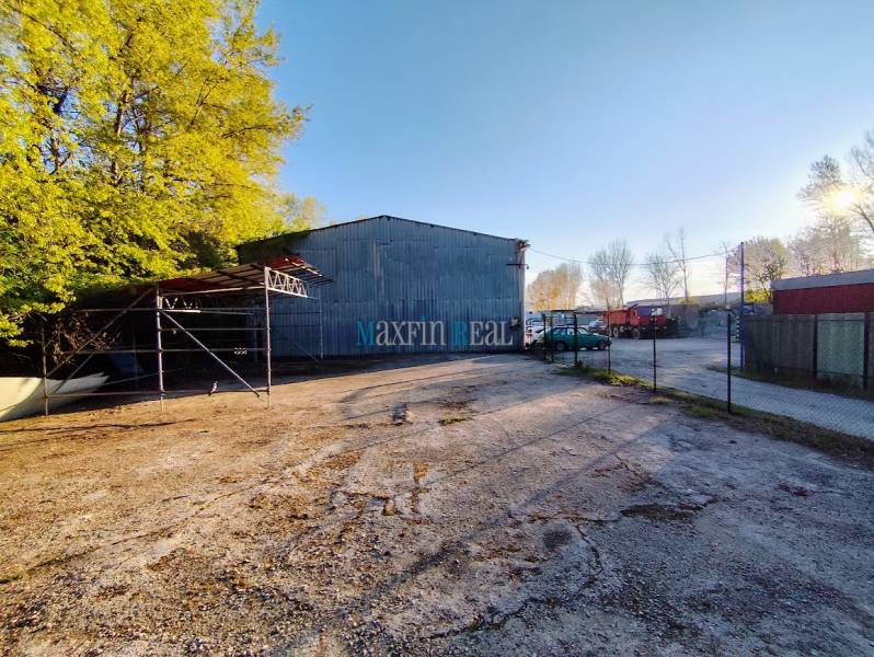 Prenájom oploteného pozemku – Nitra, Mlynárce – 390 m² - Priemyselný objekt s parkoviskom obklopený stromami v Nitre, vhodný pre komerčné využitie.