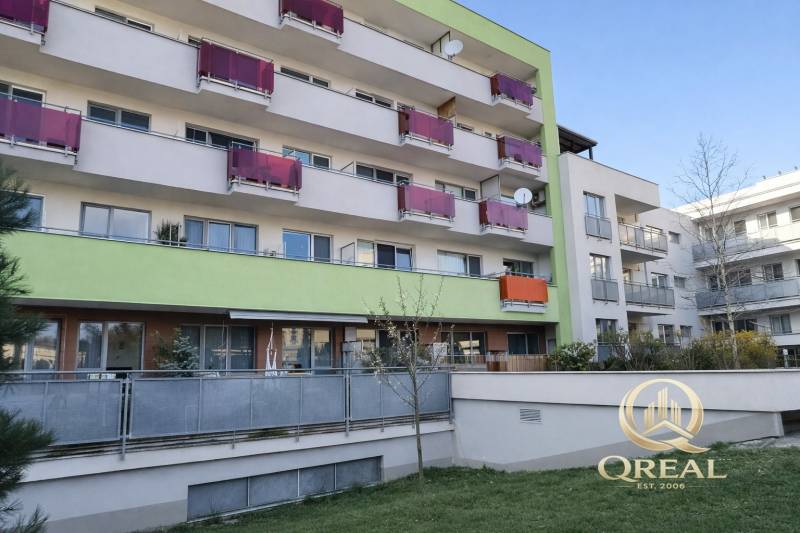 **BEZ PROVÍZIE*2-izbový byt s veľkou loggiou v tichej lokalite Lamača - Bytový dom s farebnými balkónmi na ulici Na barine, Bratislava - Lamač.