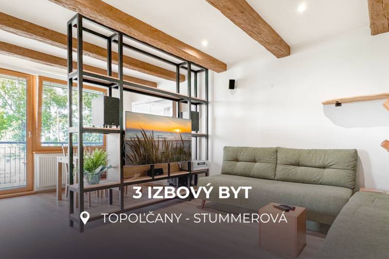 3 IZBOVÝ BYT PRI MESTSKOM PARKU | TOPOĽČANY - Obývacia izba s podlahou s dreveným dekorom a trámami v 3-izbovom byte.