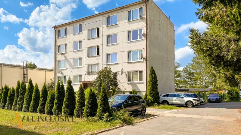 3 IZBOVÝ BYT PRI MESTSKOM PARKU | TOPOĽČANY - Štvorposchodová bytovka so stromami a autami na Stummerovej ulici v Topoľčanoch.