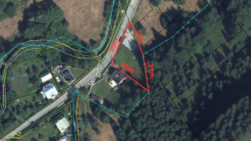 Stavebný pozemok v obci Makov, 864 m² + projekt rodinného domu - Mapa pozemku na bývanie v Makove obklopená zeleňou a cestami.