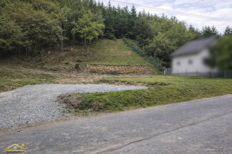Stavebný pozemok v obci Makov, 864 m² + projekt rodinného domu - Svahovitý pozemok v obci Makov s príjazdovou cestou a okolitým lesným porastom. Pozemky - bývanie.