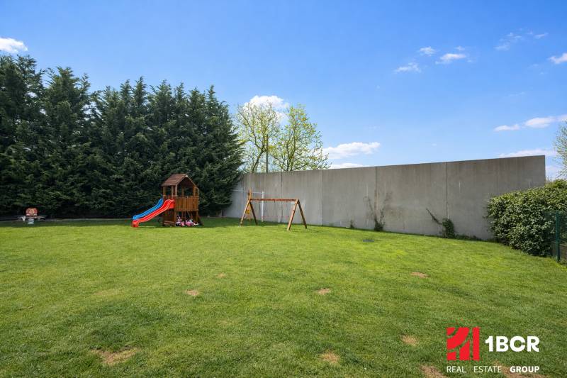 EXKLUZÍVNY 3-IZBOVÝ BYT V SÚKROMNOM KOMPLEXE |2x PARKING | NA PIESKU,  - Detské ihrisko v záhrade 3-izbového bytu na ulici Na piesku, Bratislava - Ružinov.