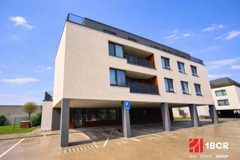 EXKLUZÍVNY 3-IZBOVÝ BYT V SÚKROMNOM KOMPLEXE |2x PARKING | NA PIESKU,  - Exteriér budovy s parkoviskom na ulici Na piesku, Bratislava - Ružinov.