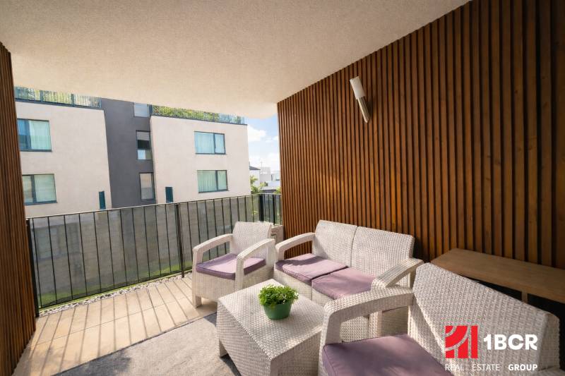 EXKLUZÍVNY 3-IZBOVÝ BYT V SÚKROMNOM KOMPLEXE |2x PARKING | NA PIESKU,  - Balkón v 3-izbovom byte na ulici Na piesku, Bratislava - Ružinov, s moderným sedením.