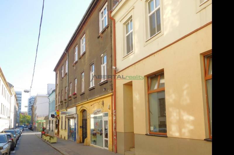 Predaj - štýlový 1,5i byt  v srdci Starého Mesta - Marianska, BA - Ulica Mariánska v Bratislave - Starom Meste s historickými budovami a autami popri ceste.