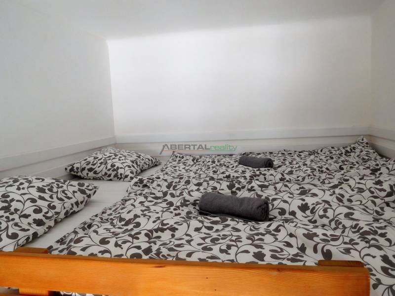 Predaj - štýlový 1,5i byt  v srdci Starého Mesta - Marianska, BA - Dvojitá posteľ s dekoratívnou posteľnou bielizňou a bielymi stenami.