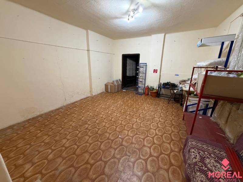 Rodinný dom Horné Lefantovce - Miestnosť v rodinnom dome s policami, krabicami a podlahou s dreveným dekorom.