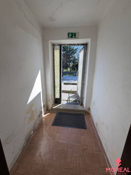 Rodinný dom Horné Lefantovce - Chodba so staršími stenami a podlahou s dreveným dekorom v Rodinnom dome.