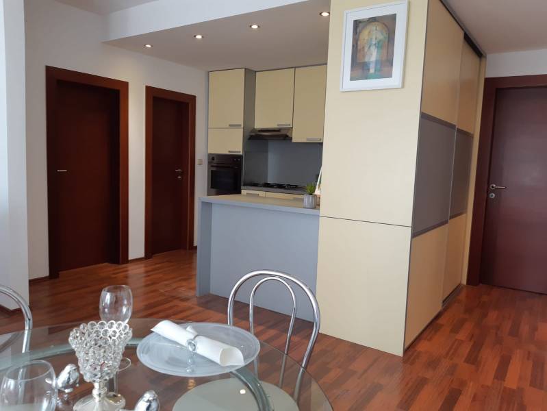 3 izb. byt v úplnom centre pri Šafárikovom námestí - Jedálenský kút a kuchyňa v 3-izbovom byte s podlahou s dreveným dekorom.