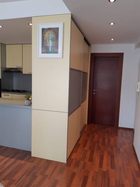 3 izb. byt v úplnom centre pri Šafárikovom námestí - Interiér 3-izbového bytu s podlahou s dreveným dekorom, kuchyňou a vstavanou skriňou.