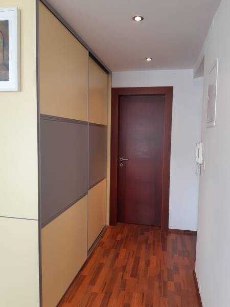 3 izb. byt v úplnom centre pri Šafárikovom námestí - Chodba v 3-izbovom byte s podlahou s dreveným dekorom a vstavanou skriňou.