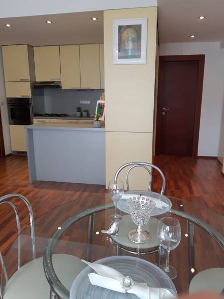 3 izb. byt v úplnom centre pri Šafárikovom námestí - Kuchyňa a jedálenský kút v 3-izbovom byte s podlahou s dreveným dekorom.