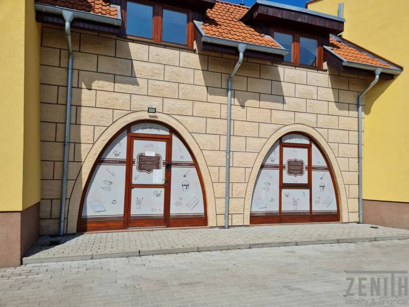 Výnimočný investičný priestor v centre Dunajskej Stredy - Obchodné priestory na Kukučínovej ulici v Dunajskej Strede so stylizovanými vitrínami.