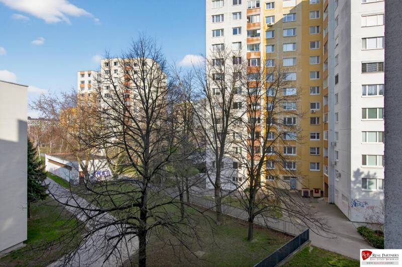 Ponúka na predaj 4 izb. byt na ul. Ševčenkova v Petržalke - Pohľad na paneláky a stromy na Ševčenkovej ulici v Bratislave - Petržalke.