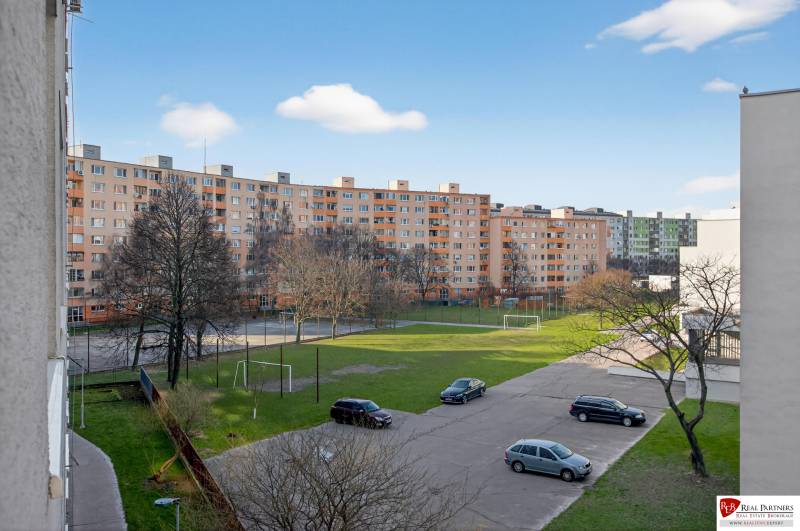 Ponúka na predaj 4 izb. byt na ul. Ševčenkova v Petržalke - Ševčenkova ulica v Bratislave, Petržalka s panelákmi a parkoviskom pre 4-izbový byt.
