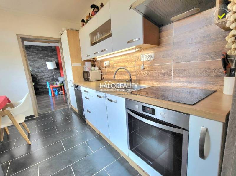 Predaj, trojizbový byt Partizánske, Šípok - EXKLUZÍV... - Kuchyňa v 3-izbovom byte so svetlými skrinkami a podlahou s dreveným dekorom.