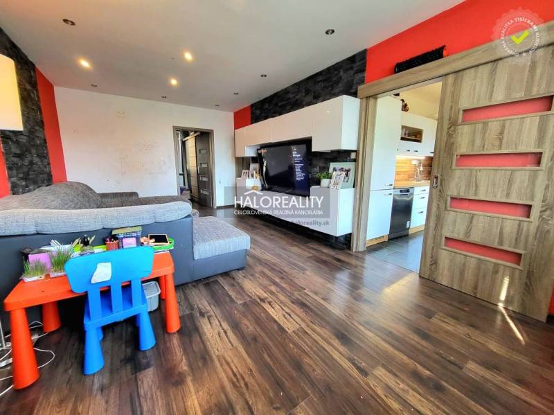 Predaj, trojizbový byt Partizánske, Šípok - EXKLUZÍV... - Obývacia izba v 3-izbovom byte s podlahou s dreveným dekorom a farebným detským nábytkom.